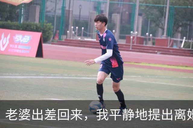 老婆出差回来，我平静地提出离婚，她冲我吼：我哪对不起你了？我打开手机相册给她看：那这个搂着你啃的男人是谁？